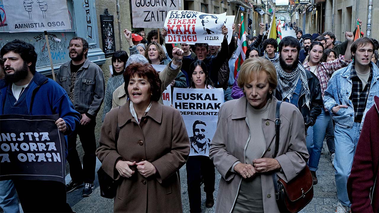 Σειρά Patria | DREAM ON-line | Η Μπιτόρι και η Μιρέν στη διαδήλωση