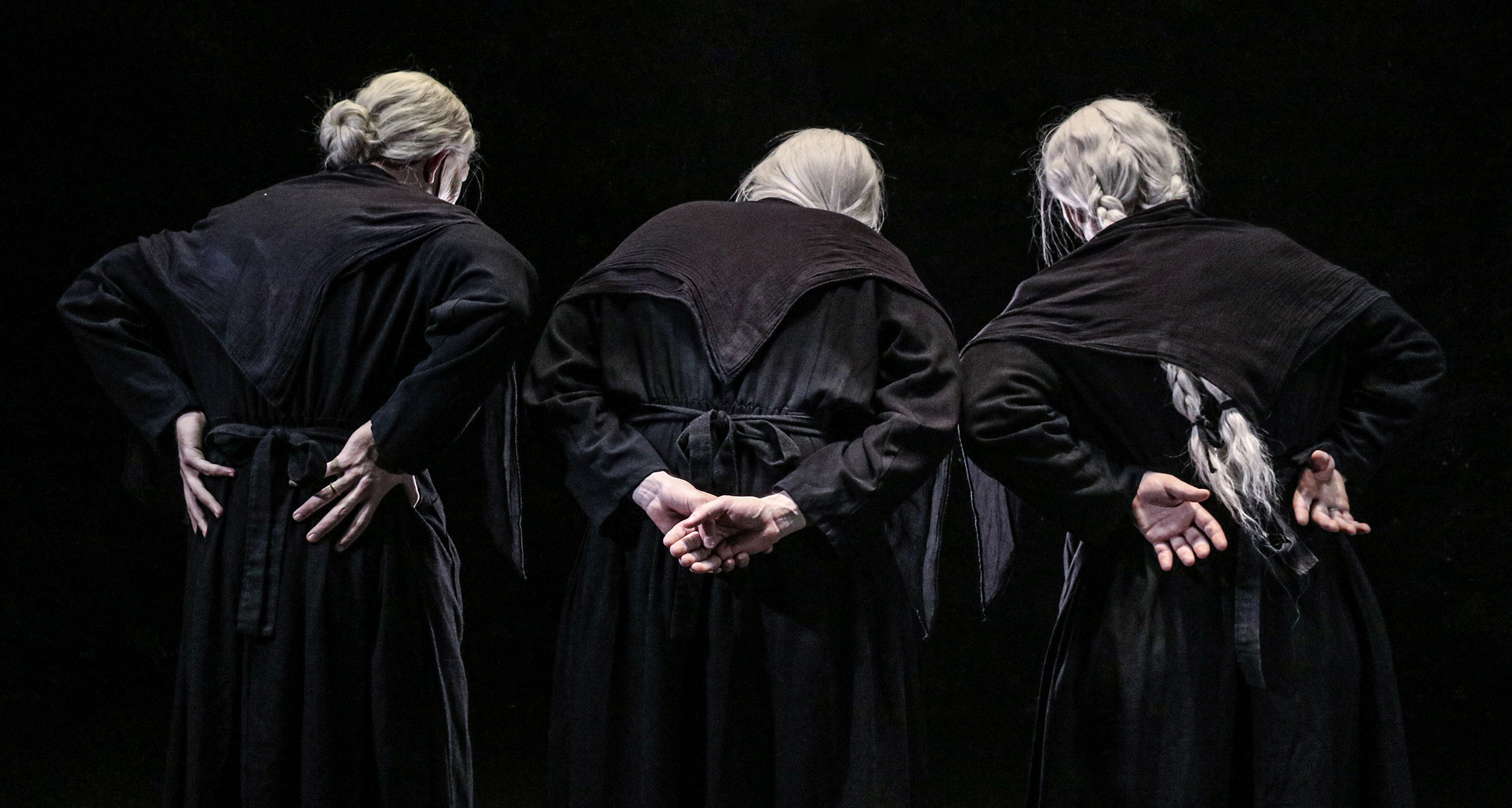 οι γριές που μαζεύουν την τσουκνίδα - DREAM ON-line - κυρτωμένα γερασμένα γυναικεία σώματα 