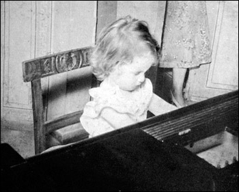 H Λένα Πλάτωνος ως παιδί-θαύμα το 1957, από το αρχείο του Αντώνη Μποσκοΐτη (blog Άσματα και Μιάσματα)